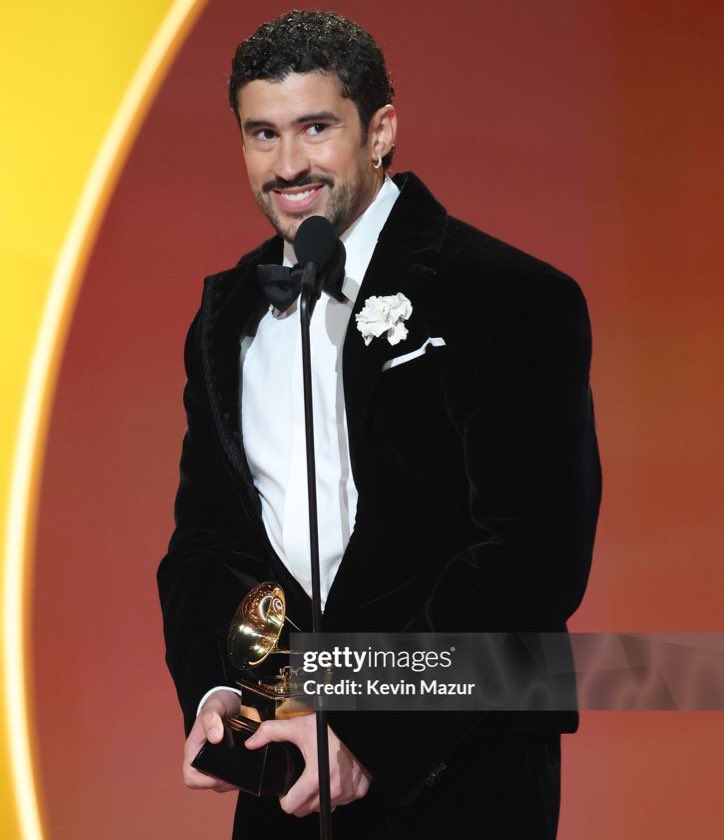 Tras ganar el Grammy a mejor álbum urbano Bad Bunny pide Fuera ICE